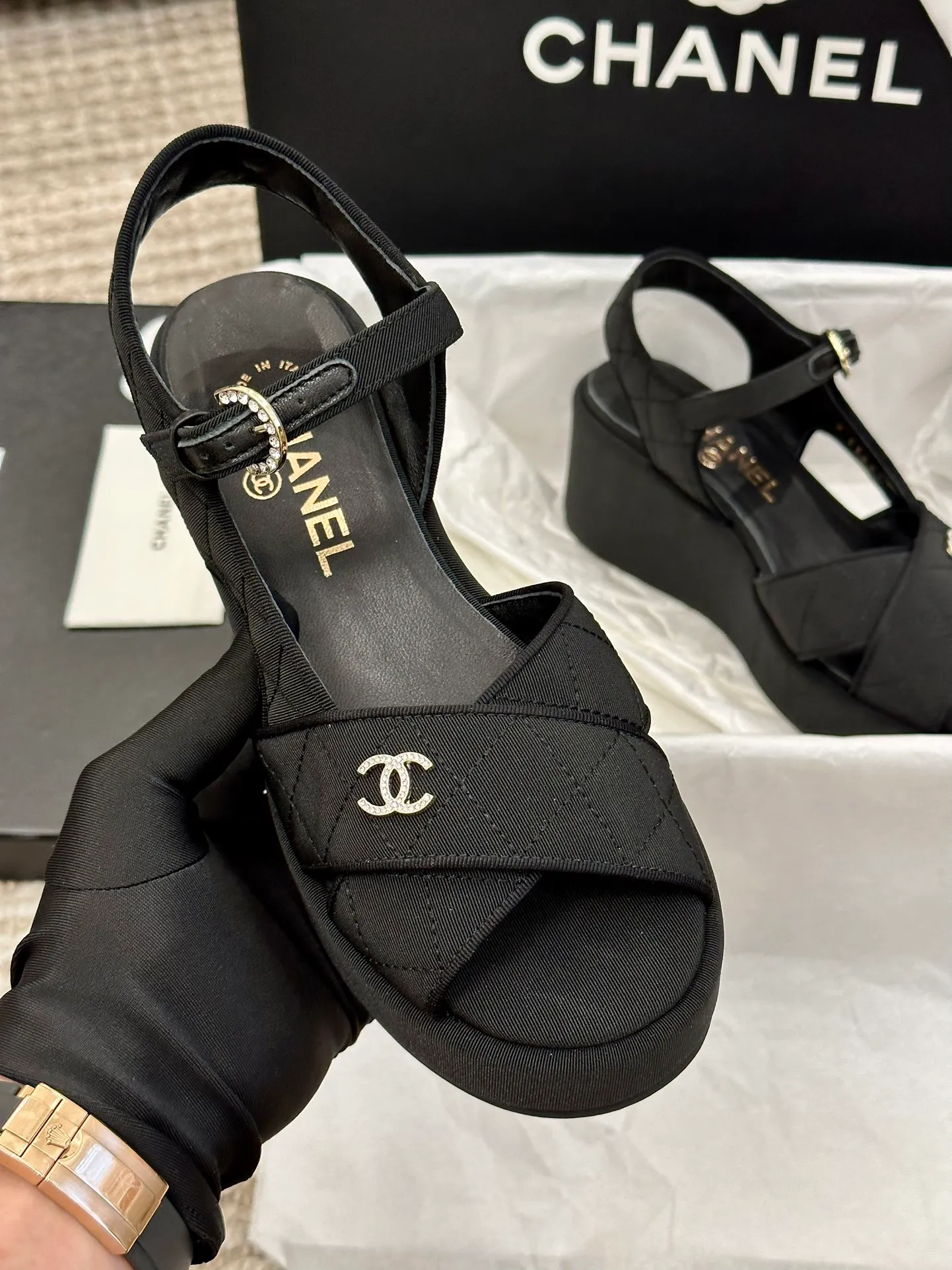 👟👟Ex-factory price 480👟👟 CHANEL C Jia Xiaoxiang 23ss new wedge heel open toe high heel sandals. Top counter quality. The moment you put it on your feet, it is still super stunning. 🔥All materials are customized according to the original version! Upper: imported first-layer calfskin/imported fragrant cloth/ lining: imported sheepskin, foot pad: sheepskin sole: outsole imported from Italy Size number: 34-40